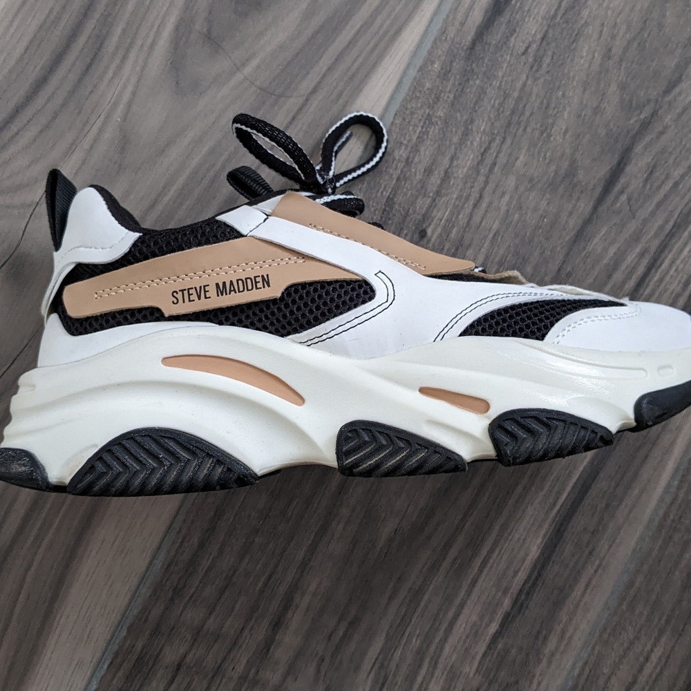 Steve Madden gym shoe